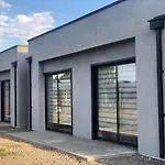 Departamento Los Canelos, A Metros De Avenida Las Industrias- Incluye, Netflix Directv Aire Acondicionado, Internet