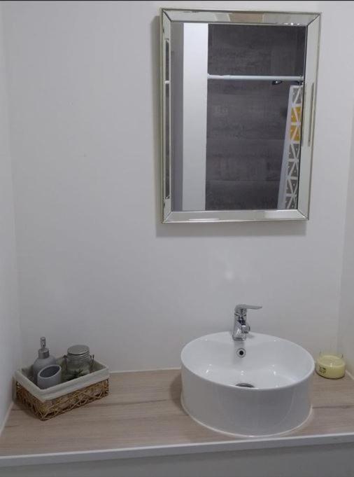Departamento Canelos, A Metros De Avenida Industrias- Incluye, Netflix Directv Aire Acondicionado, Internet Apartamento *