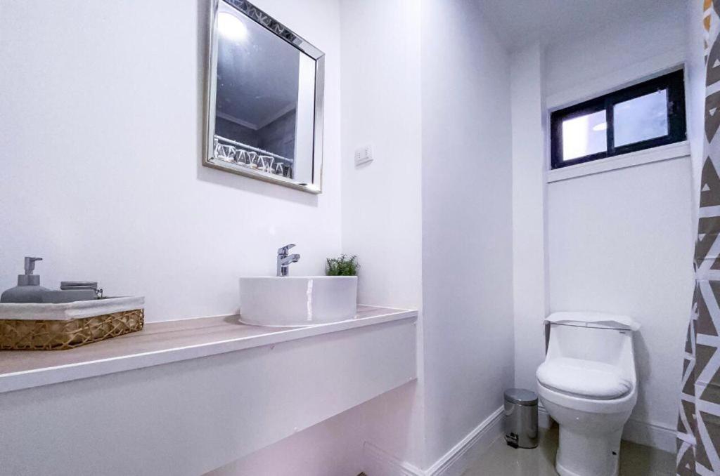 Apartamento Departamento Canelos, A Metros De Avenida Industrias- Incluye, Netflix Directv Aire Acondicionado, Internet Los Ángeles
